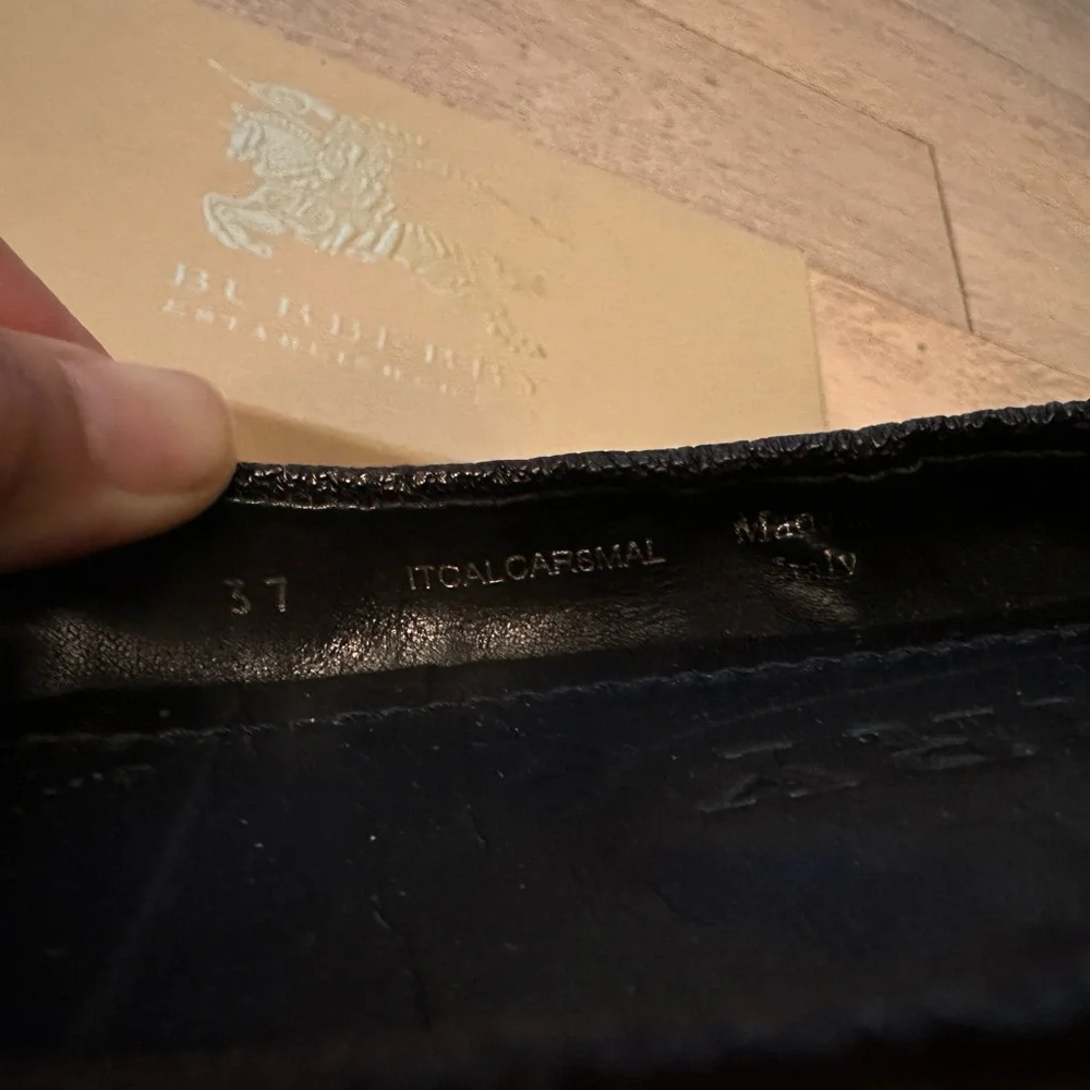 BURBERRY BLACK MEDALLION LOGO PEEP TOE LEATHER FLATS MADE IN ITALY SIZE 37 / 7 - Picture 9 of 12